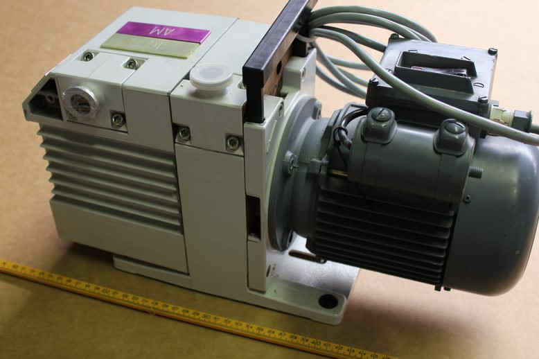 TRIVAC D4B VACUUM PUMP, WITH AEG AMEB71FY4R3N1 MOTOR