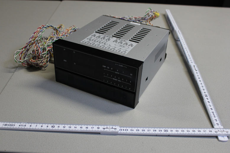 TEMPERATURE CONTROLLER C2001-8F32R-Y W/CABLES