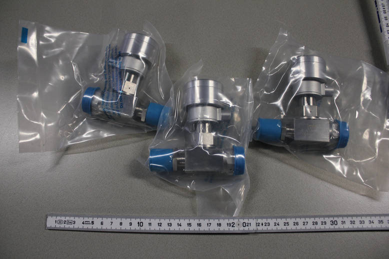 Stainless Steel Bellows Sealed Valve, Gasketed, PCTFE Stem Tip, 1/2 in. Swagelok Tube Fitting, SC-11 Cleaned, NC Actuator