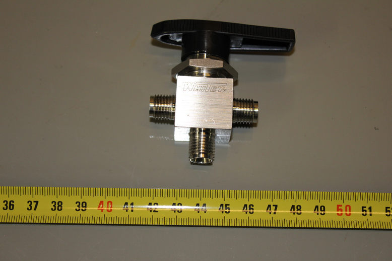 SS 1-PIECE 40G SERIES 3-WAY BALL VALVE, 0.90Cv, 1/4 in. TUBE, LOT OF 7